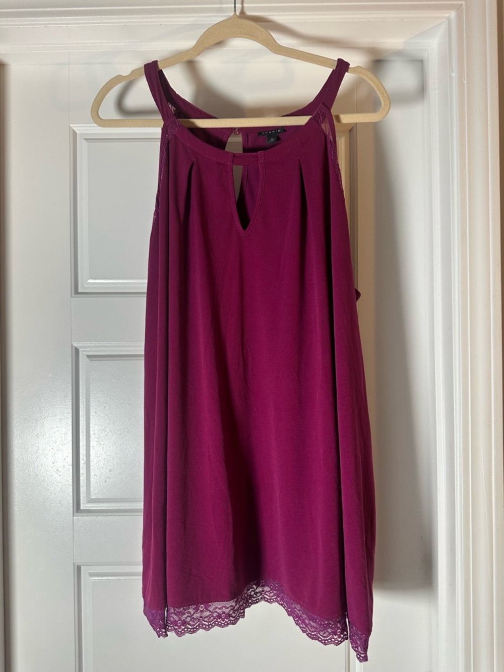 Women’s Sleeveless Lace-Hem Blouse - Wine